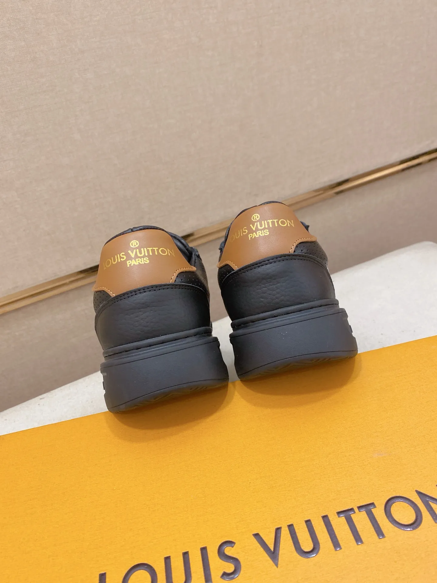 Men's shoes 💰: 420💰🎉🎉LV~Louis Vuitton trendy men's shoes New shipments Latest matching The same style as the official website Super high quality Hot sales of the season [strong] [strong] [strong] Selected first-layer cowhide, comfortable cowhide lining, original last, comfortable on the foot, wear-resistant rubber outsole Size number: 38-44.